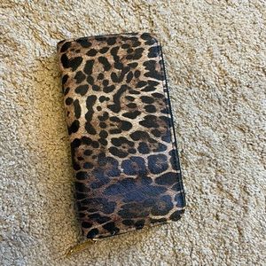 Leopard Print Zipup Wallet